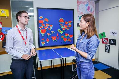 Lan Phương xinh đẹp, trẻ trung, khoe tài tiếng Anh quot;siêu đẳngquot; - 5