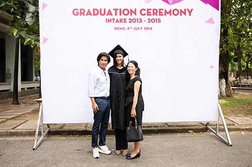 Trang Lạ tình cảm bên chồng Việt kiều khi nhận bằng Thạc sĩ - 2