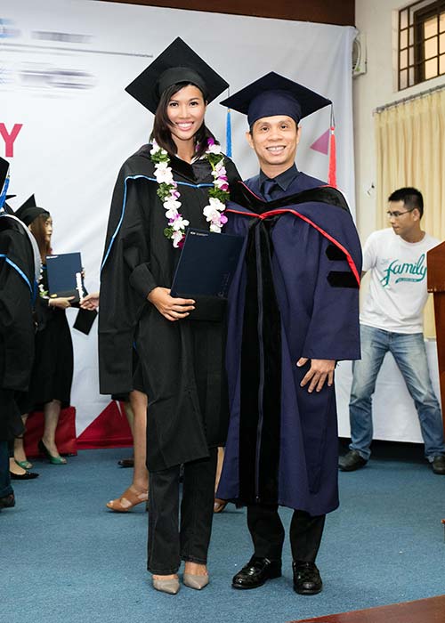 Trang Lạ tình cảm bên chồng Việt kiều khi nhận bằng Thạc sĩ - 9