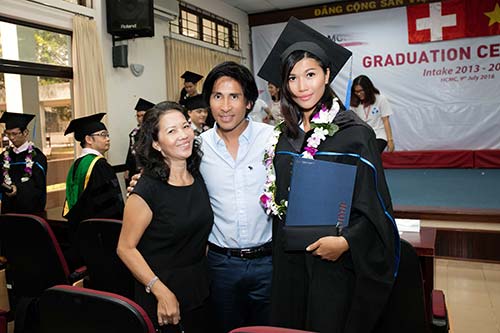 Trang Lạ tình cảm bên chồng Việt kiều khi nhận bằng Thạc sĩ - 8