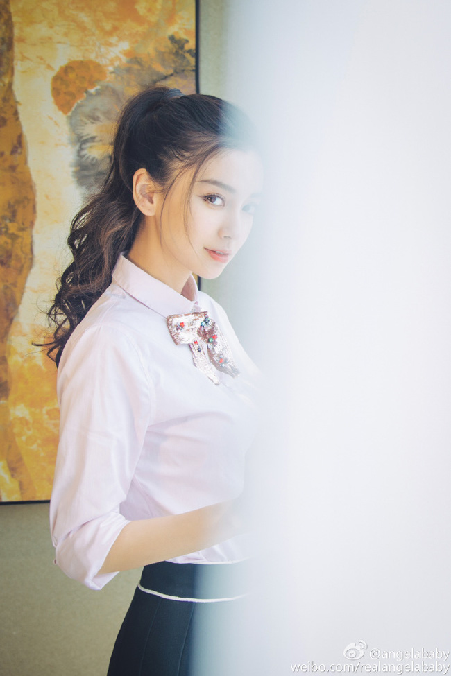 Bỏ rơi Huỳnh Hiểu Minh, Angelababy tình tứ bên trai trẻ - 12