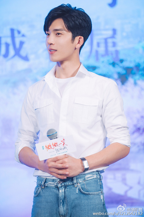Bỏ rơi Huỳnh Hiểu Minh, Angelababy tình tứ bên trai trẻ - 5