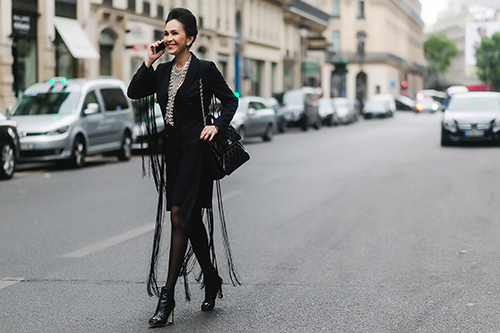 Chỉ một chiếc áo tua rua, Diễm My 6x mặc đi khắp Paris - 5