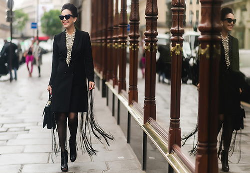 Chỉ một chiếc áo tua rua, Diễm My 6x mặc đi khắp Paris - 10