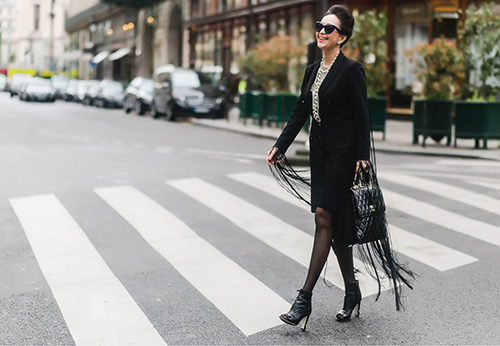 Chỉ một chiếc áo tua rua, Diễm My 6x mặc đi khắp Paris - 7