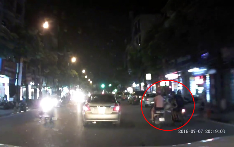 Clip: 2 cô gái bị cướp giật túi xách táo tợn giữa Hà Nội - 1