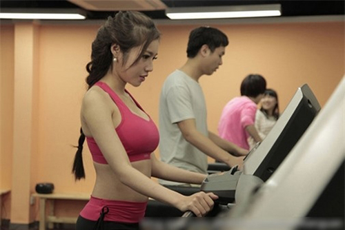 Elly Trần bị quot;ném đáquot; vì tự khen vóc dáng nóng bỏng - 5