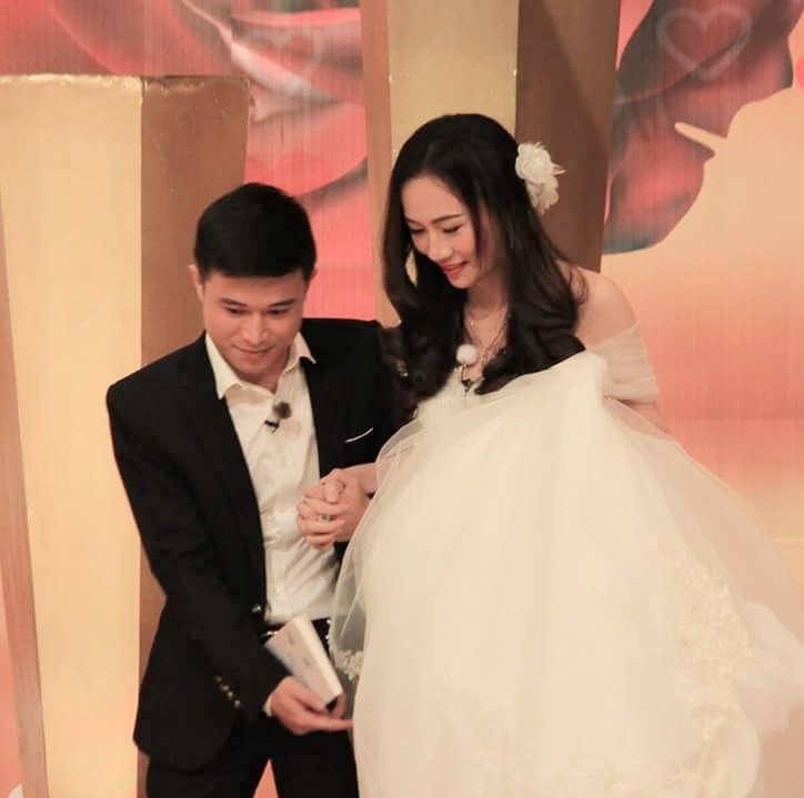 Cười nghiêng ngả với ảnh cưới quot;hai lúaquot; của hot mom 8x - 1