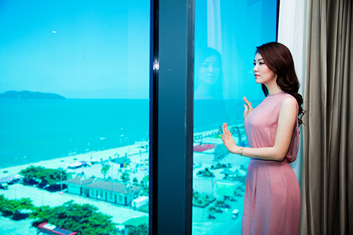 Á hậu Thụy Vân khoe ngực sexy bên Minh Tiệp - 3