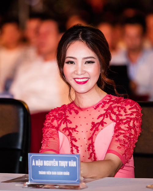 Á hậu Thụy Vân khoe ngực sexy bên Minh Tiệp - 12