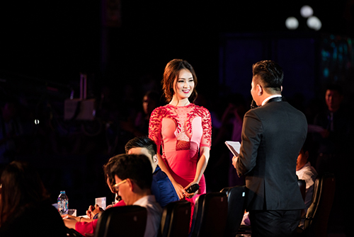 Á hậu Thụy Vân khoe ngực sexy bên Minh Tiệp - 13