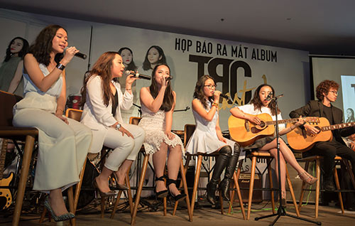 Hồng Nhung đưa 2 con song sinh đi chúc mừng ban nhạc trẻ - 9