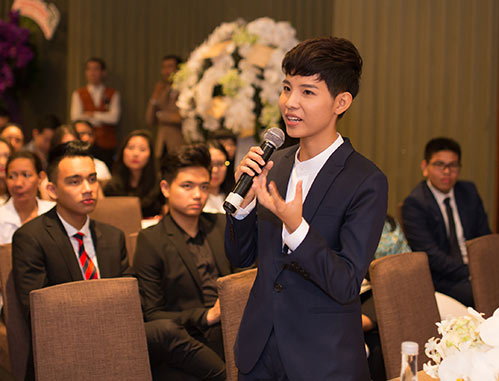 Hồng Nhung đưa 2 con song sinh đi chúc mừng ban nhạc trẻ - 8