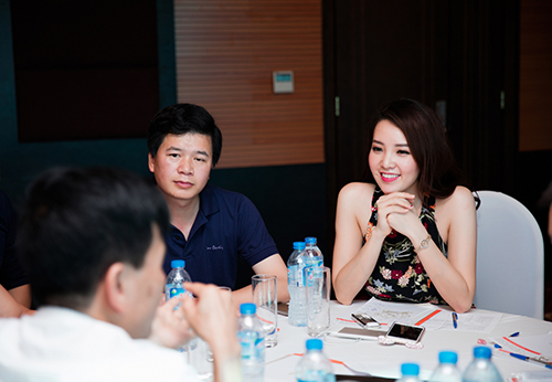 Á hậu Thụy Vân khoe ngực sexy bên Minh Tiệp - 5