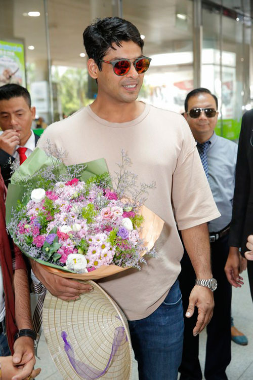 Sao quot;Cô dâu 8 tuổiquot; gây tắc nghẽn sân bay Tân Sơn Nhất - 8