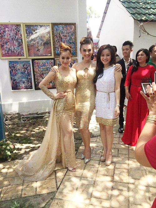 Khánh Thi, Vy Oanh, Lâm Chi Khanh lộng lẫy dự đám cưới MC Thanh Bạch ở quê - 3