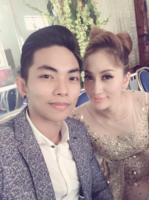 Khánh Thi, Vy Oanh, Lâm Chi Khanh lộng lẫy dự đám cưới MC Thanh Bạch ở quê - 1