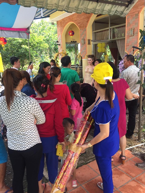 Khánh Thi, Vy Oanh, Lâm Chi Khanh lộng lẫy dự đám cưới MC Thanh Bạch ở quê - 8