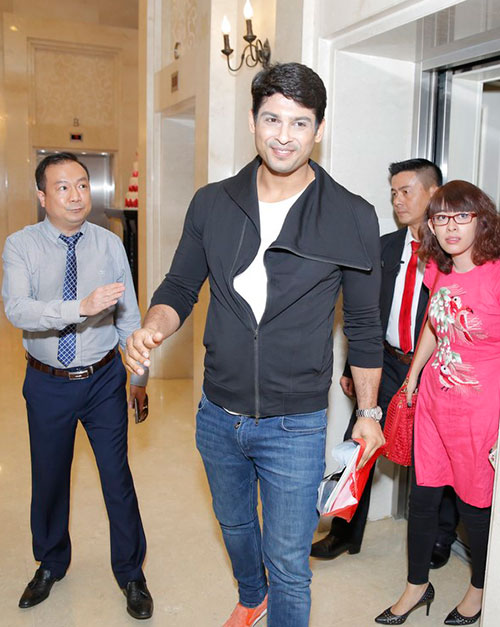 Thanh tra Shiv của quot;Cô dâu 8 tuổiquot; mong có bạn gái người Việt - 1