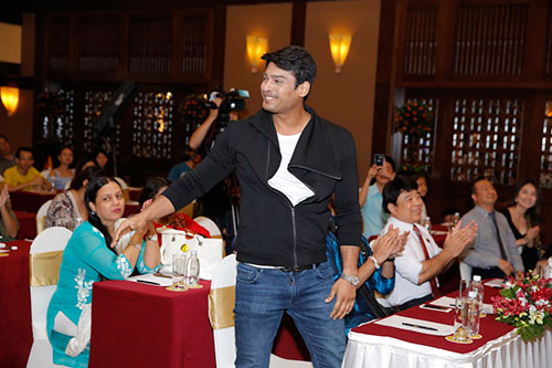 Thanh tra Shiv của quot;Cô dâu 8 tuổiquot; mong có bạn gái người Việt - 2