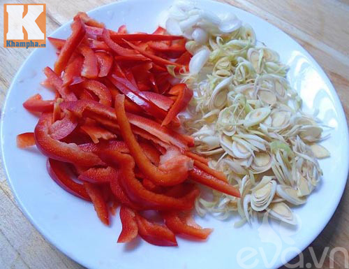 Bữa sáng đổi vị với bún gà xào sả ớt - 1