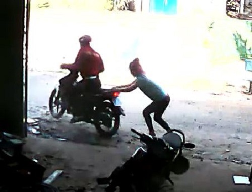 TP. HCM: Cô gái bị cướp giật iPhone và bị đánh giữa đường - 2