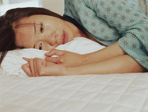 Đau khổ bầu bí phải mua bao cao su cho chồng đi ngoại tình - 1