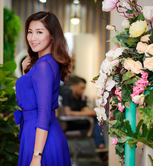 Tú Anh xách túi hiệu khoe làn da trắng ngần - 2