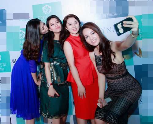 Tú Anh xách túi hiệu khoe làn da trắng ngần - 7