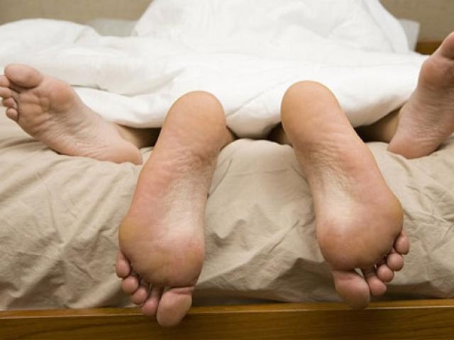 Đối phó với tai nạn gẫy #039;cậu nhỏ#039;, thủng cùng đồ trên giường ngủ - 2
