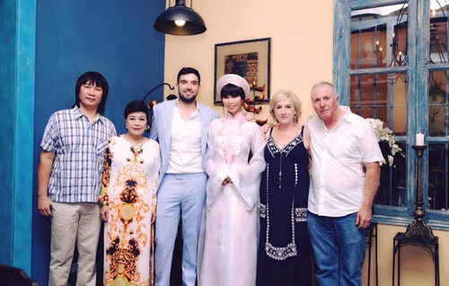 Hà Anh và chồng Tây rạng ngời bên bố mẹ trong lễ ăn hỏi - 2