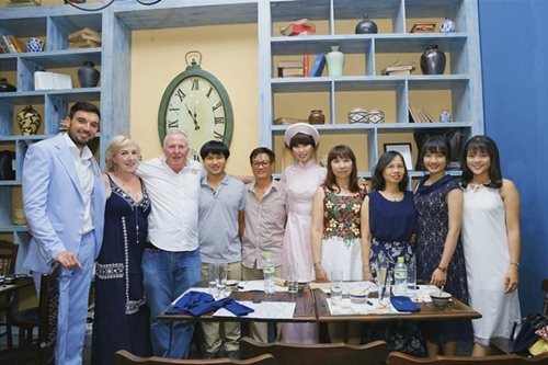 Hà Anh và chồng Tây rạng ngời bên bố mẹ trong lễ ăn hỏi - 4