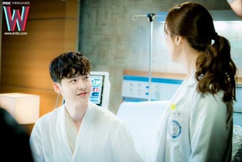 Hết tát, Han Hyo Joo lại nhào tới hôn Lee Jong Suk trong quot;Hai thế giớiquot; - 2