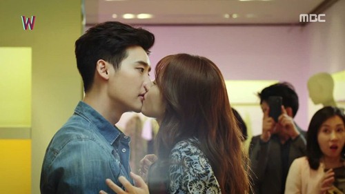 Hết tát, Han Hyo Joo lại nhào tới hôn Lee Jong Suk trong quot;Hai thế giớiquot; - 5