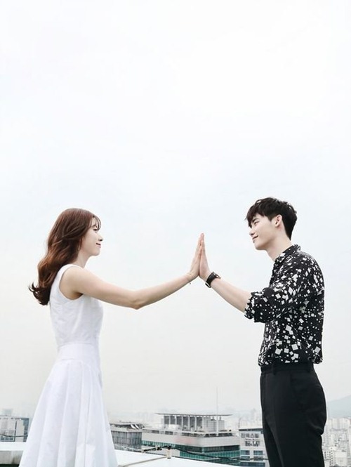 Hết tát, Han Hyo Joo lại nhào tới hôn Lee Jong Suk trong quot;Hai thế giớiquot; - 1