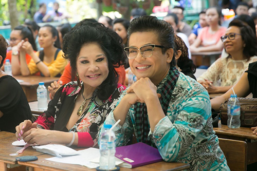 Thanh Bạch tình cảm lấy thức ăn cho vợ doanh nhân - 5