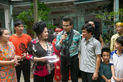 Thanh Bạch tình cảm lấy thức ăn cho vợ doanh nhân - 6