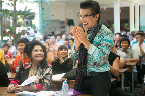 Thanh Bạch tình cảm lấy thức ăn cho vợ doanh nhân - 4