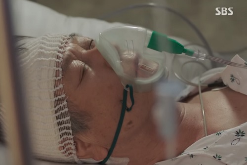 quot;Chuyện tình bác sĩquot; tập 11: Kim Rae Won chết lặng nhìn bố lâm nguy - 2