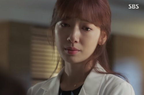 quot;Chuyện tình bác sĩquot; tập 11: Kim Rae Won chết lặng nhìn bố lâm nguy - 3