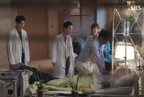 quot;Chuyện tình bác sĩquot; tập 11: Kim Rae Won chết lặng nhìn bố lâm nguy - 4