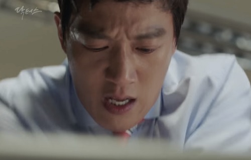 quot;Chuyện tình bác sĩquot; tập 11: Kim Rae Won chết lặng nhìn bố lâm nguy - 5