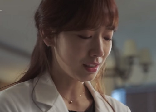 quot;Chuyện tình bác sĩquot; tập 11: Kim Rae Won chết lặng nhìn bố lâm nguy - 7