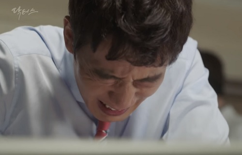 quot;Chuyện tình bác sĩquot; tập 11: Kim Rae Won chết lặng nhìn bố lâm nguy - 6