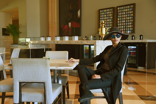 Trương Thị May quot;chất lừquot;, một mình đi uống cafe ở Ấn Độ - 7