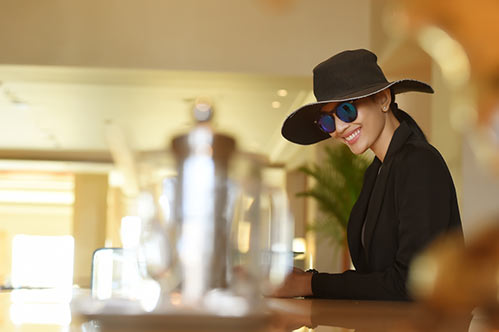 Trương Thị May quot;chất lừquot;, một mình đi uống cafe ở Ấn Độ - 4