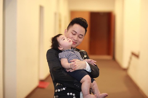 Tùng Dương mong con trai trở thành người sống đúng đắn, trung thực - 1