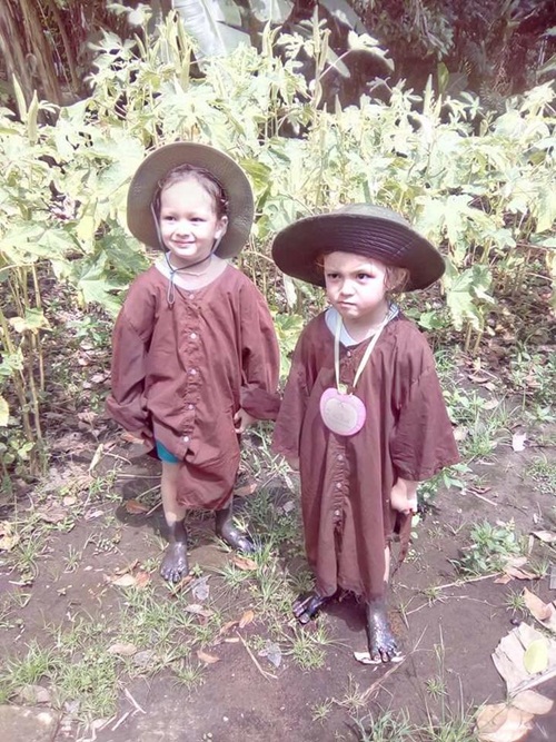 Nhà có điều kiện, Diva Hồng Nhung vẫn không ngại để con lội ruộng lấm lem - 1