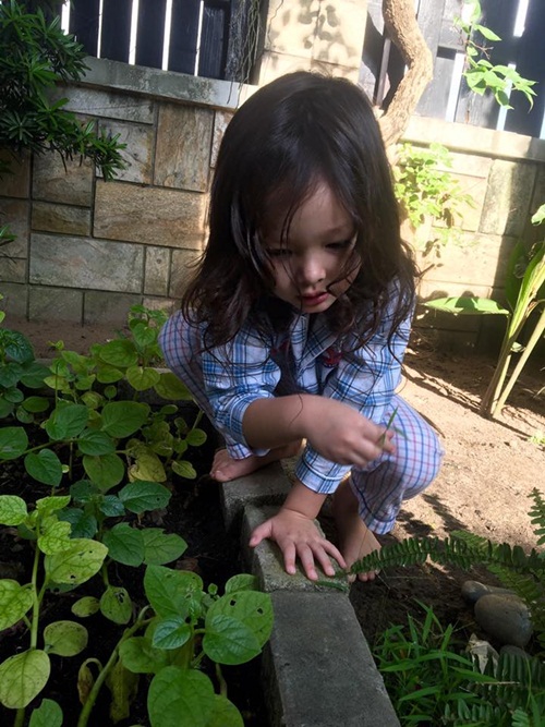 Nhà có điều kiện, Diva Hồng Nhung vẫn không ngại để con lội ruộng lấm lem - 7