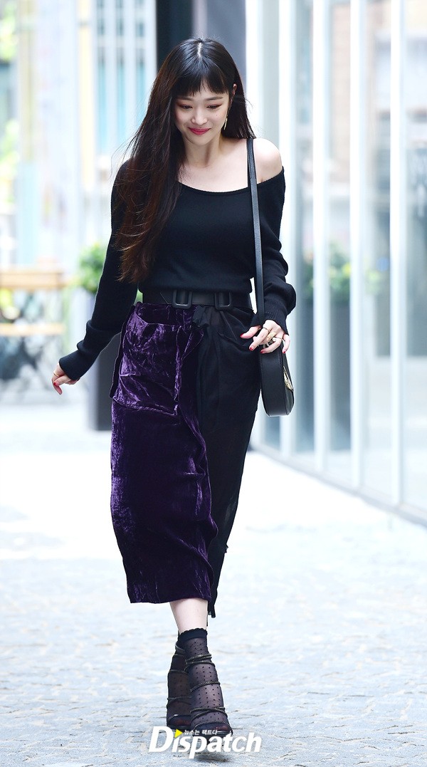 quot;Con ghẻ quốc dân Hànquot; Sulli khoe vai trần trắng nõn - 1